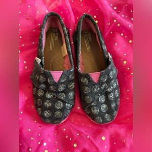 USED— TOMS Youth Girls Black with pink soles Slip On Shoes Size 1.